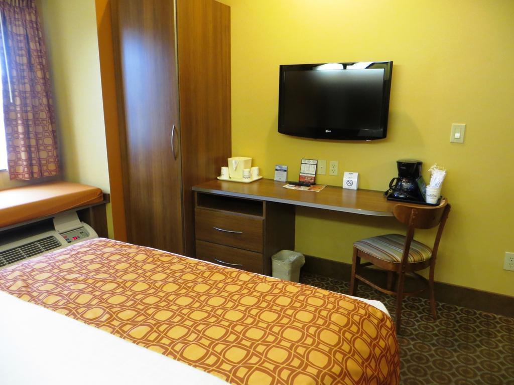 Microtel By Wyndham South Bend Notre Dame University Room photo