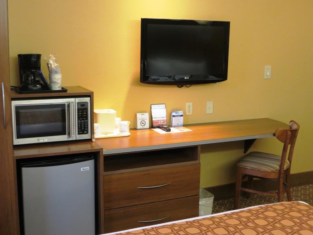 Microtel By Wyndham South Bend Notre Dame University Room photo