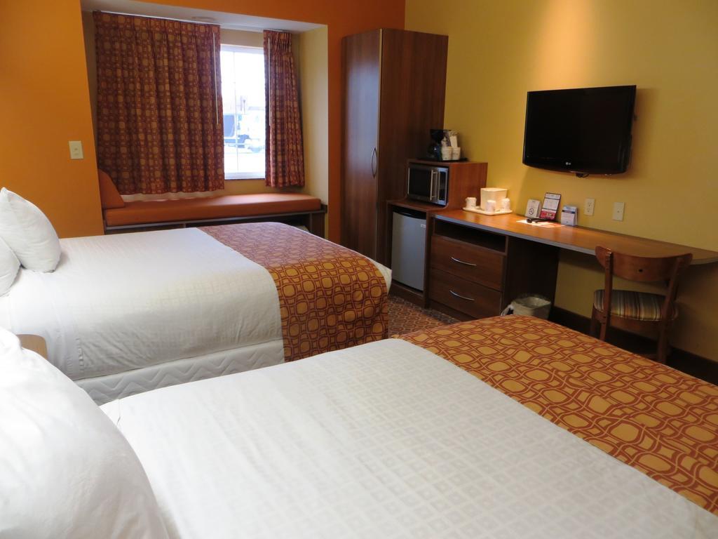 Microtel By Wyndham South Bend Notre Dame University Room photo