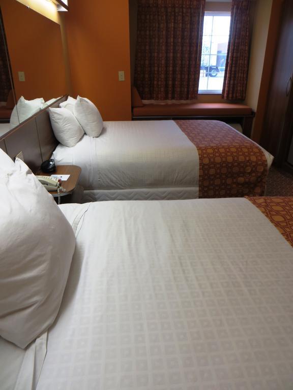 Microtel By Wyndham South Bend Notre Dame University Room photo