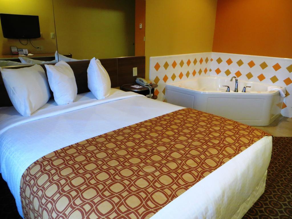 Microtel By Wyndham South Bend Notre Dame University Room photo