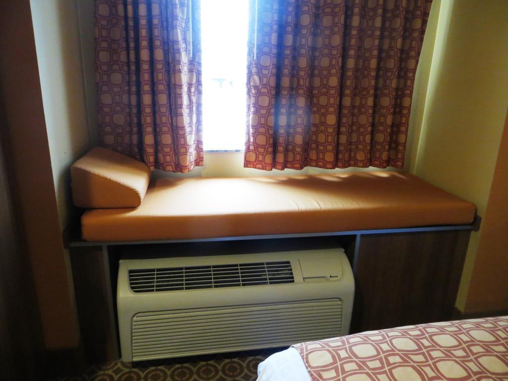 Microtel By Wyndham South Bend Notre Dame University Room photo